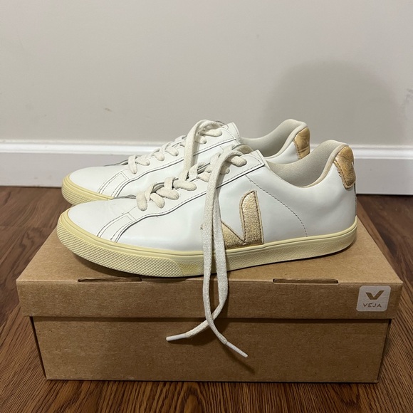 VEJA White Esplar Metallic Trim Sneakers Size 7 US $150 - Picture 2 of 9